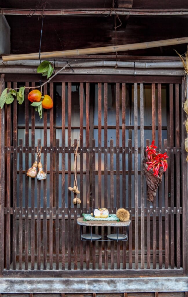 decoraciones en una fachada de una casa