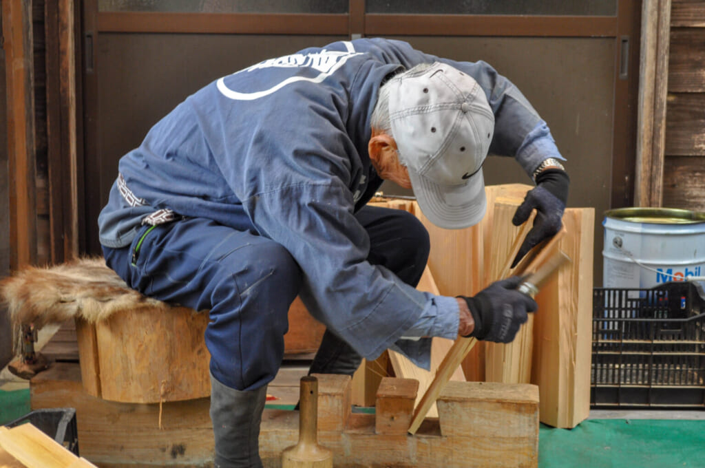 Una persona haciendo tejas de estilo itahegi