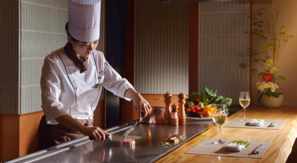 Un cocinero cocinando carne de wagyu en Ise-Shima