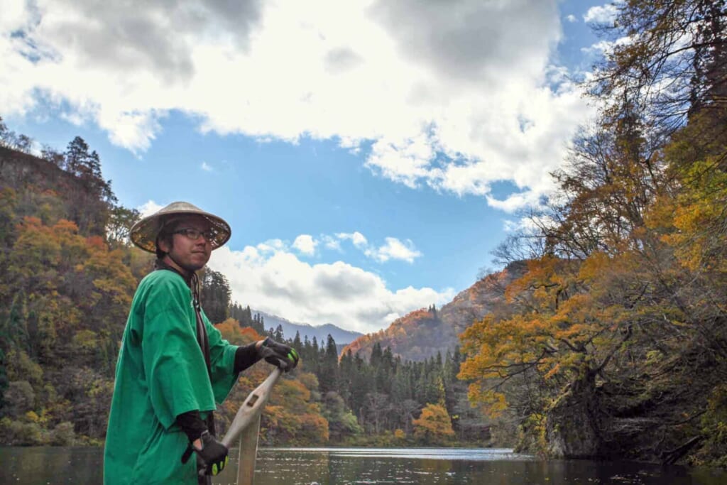 Un barquero navegando por el desfiladero Mugenkyo 