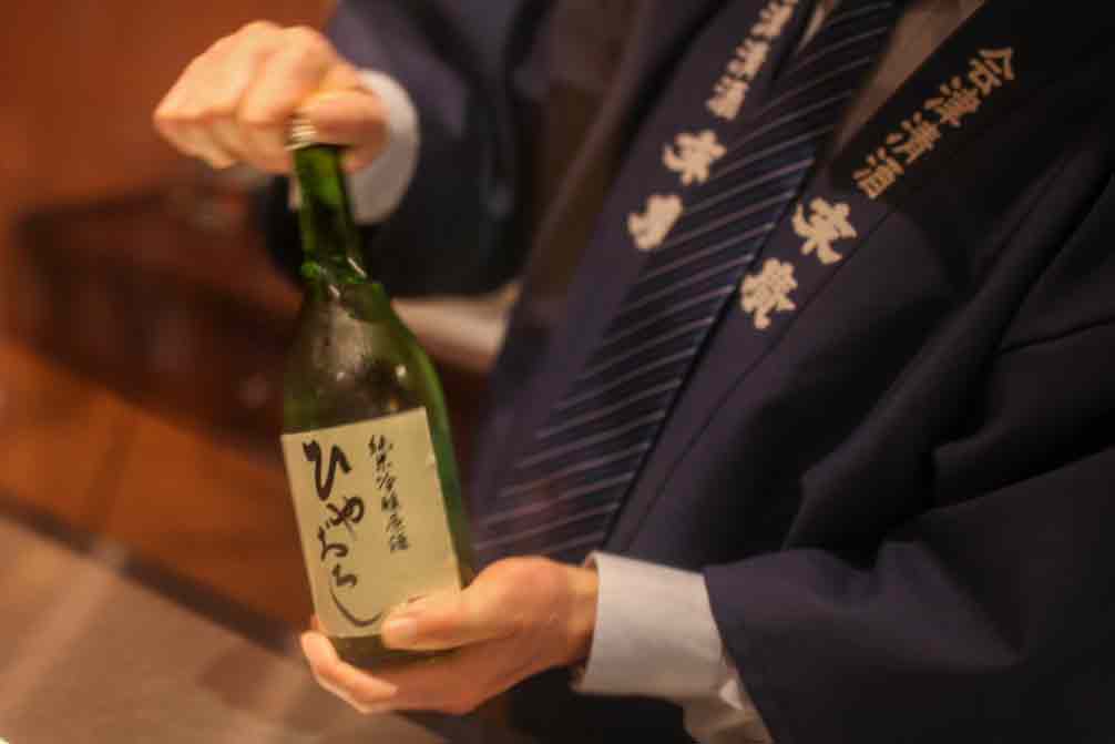 Una botella de sake de Suehiro Sake Brewery