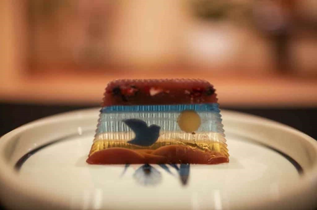 Un detalle de un dulce con un diseño 