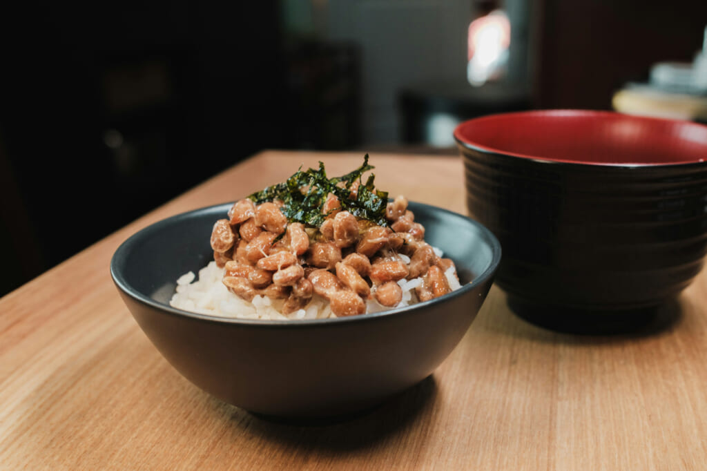 Un plato de arroz con natto