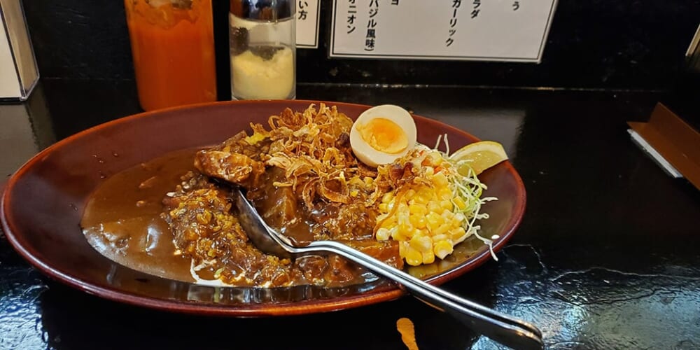 Un curry japonés en el restaurante kare wa nomimono de Tokio 