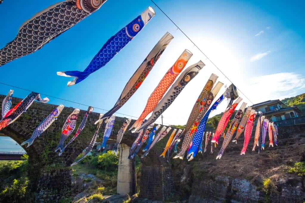 Koinobori contra el cielo despejado para celebrar el Día del Niño