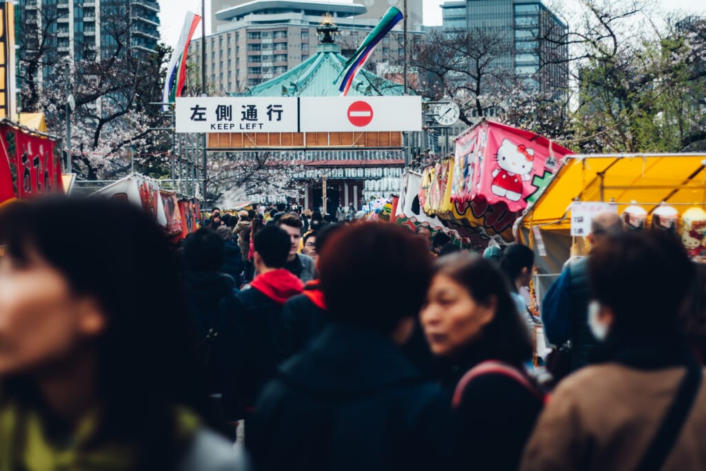 Gente paseando por algunos puestos de matsuri