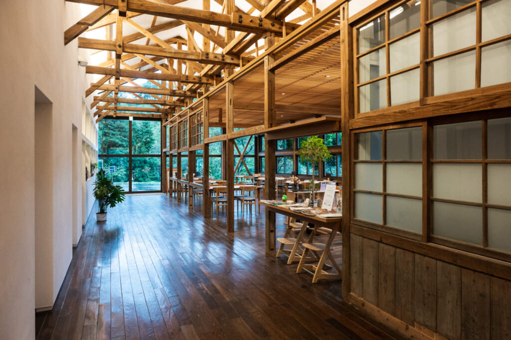 Pasillo de madera en esta escuela renovada en Japón