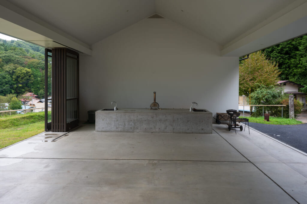 Edificio de cemento con dos paredes abierto ante la naturaleza
