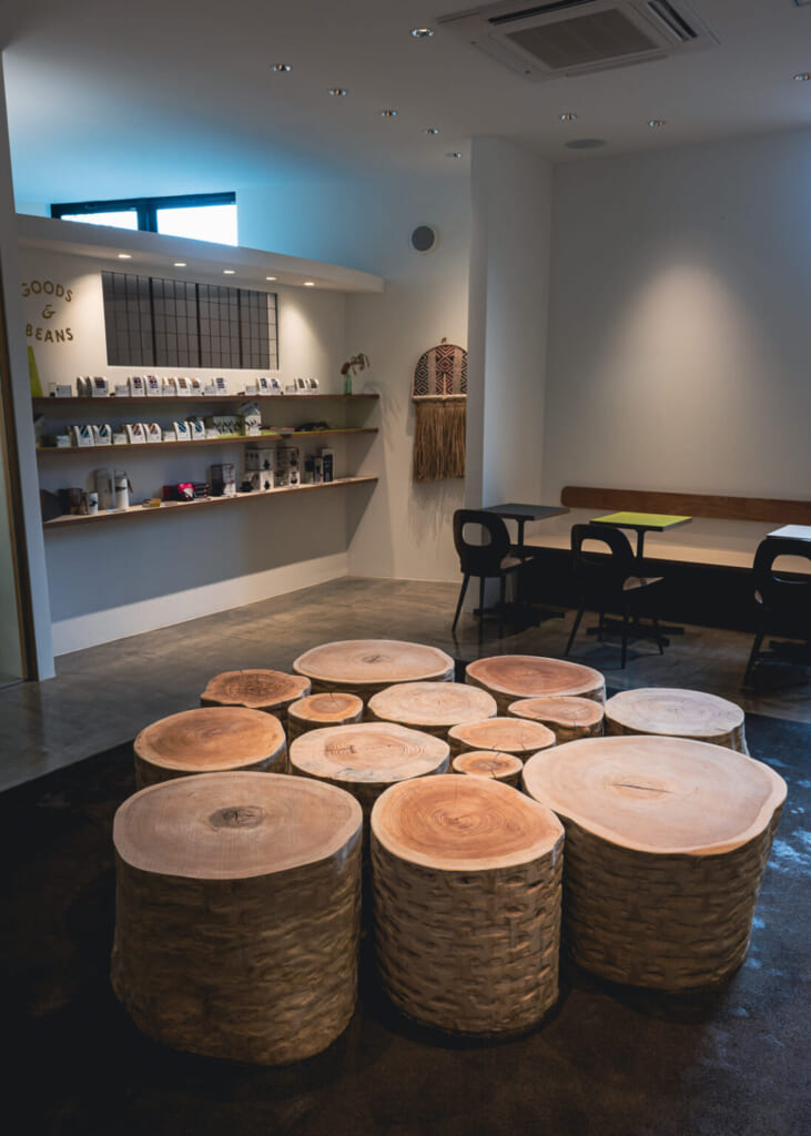 Bloques de madera en el suelo dentro de una tienda en Japón