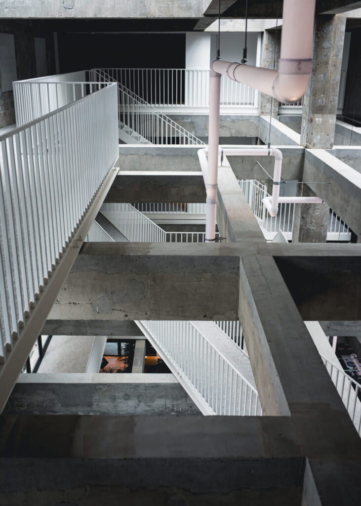 escaleras de cemento y barandillas de metal