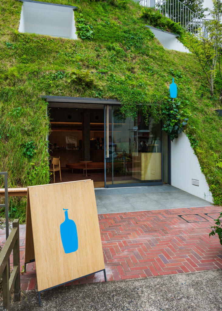 una cafetería con césped en su exterior en Japón