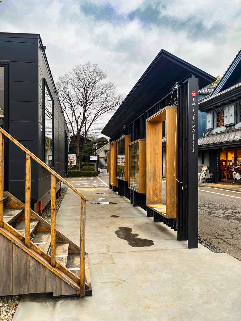 una calle y una parada de bus japonesa