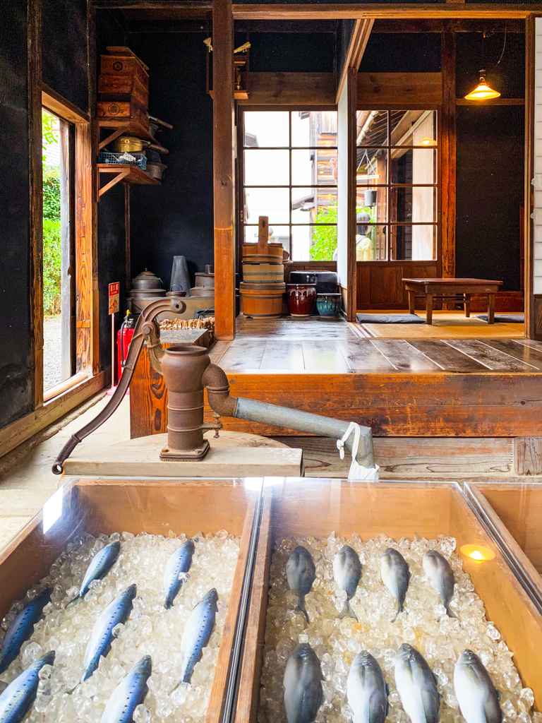 El interior de una tienda de pescado japonesa