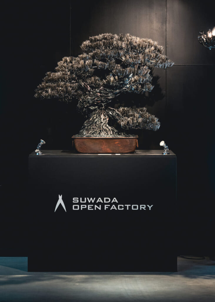 un precioso bonsái de metal expuesto en la fábrica Suwada de Japón
