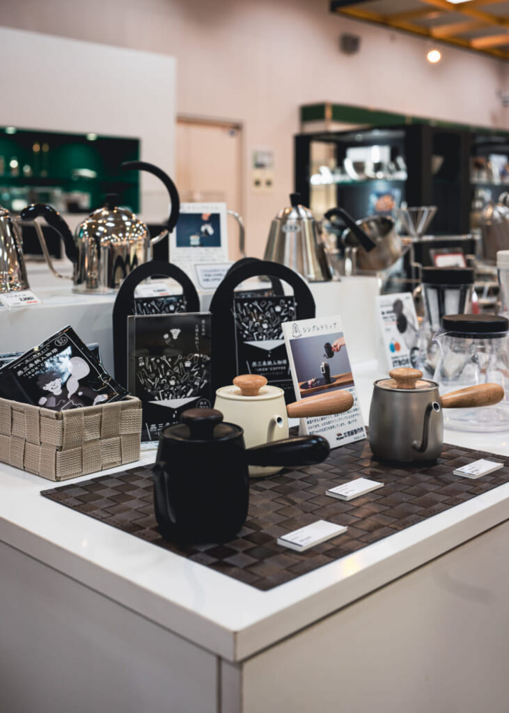 muchos productos de cocina de metal 