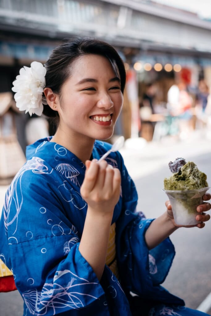 Mujer con helado en la mano