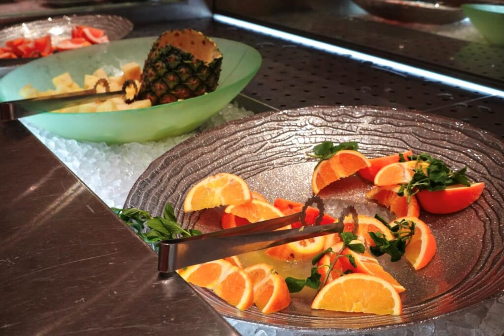 Comida en un bufé libre en el Spa Resort Hawaiians