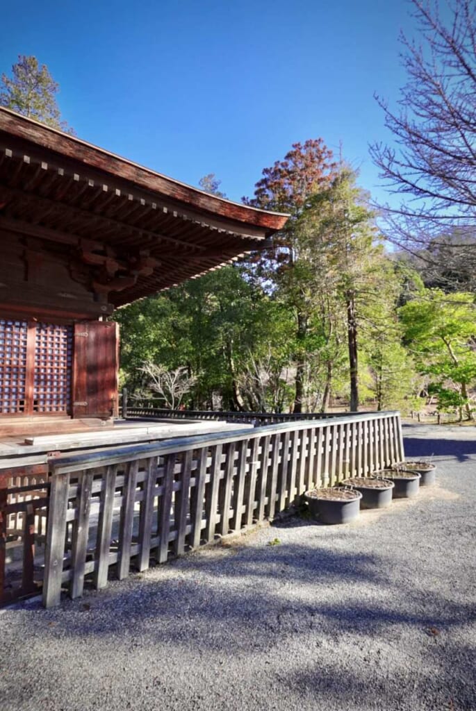 Detalles de la sala principal en un templo japonés en Fukushima