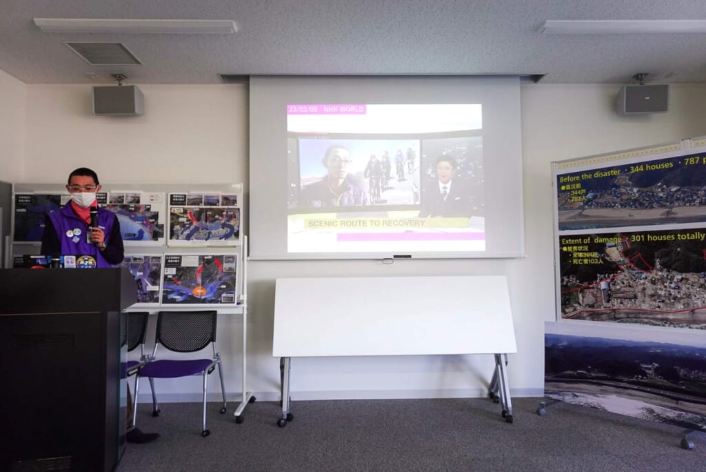 Un documental en un centro de información sobre el terremoto y tsunami del 2011 en Japón