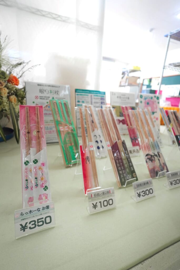 Palillos de madera realizados por Iwaki Takahashi