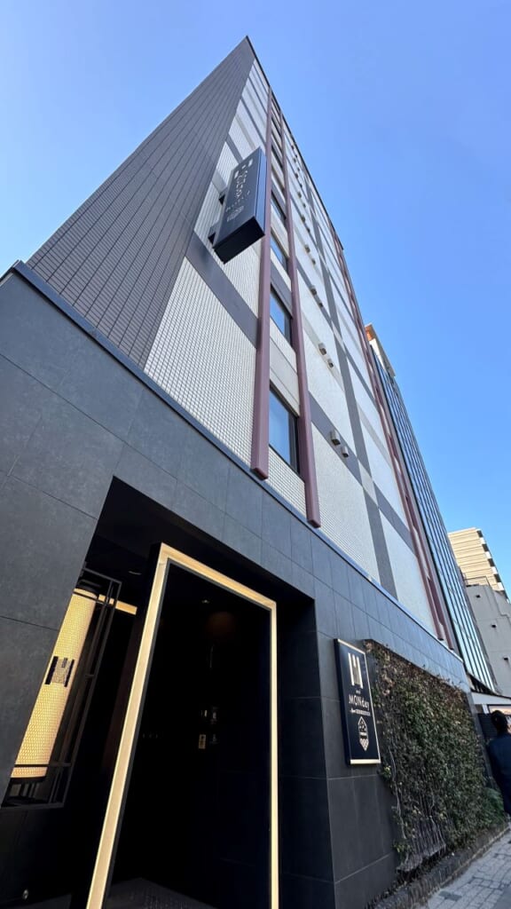 Vista exterior del edificio de un hotel en Tokio