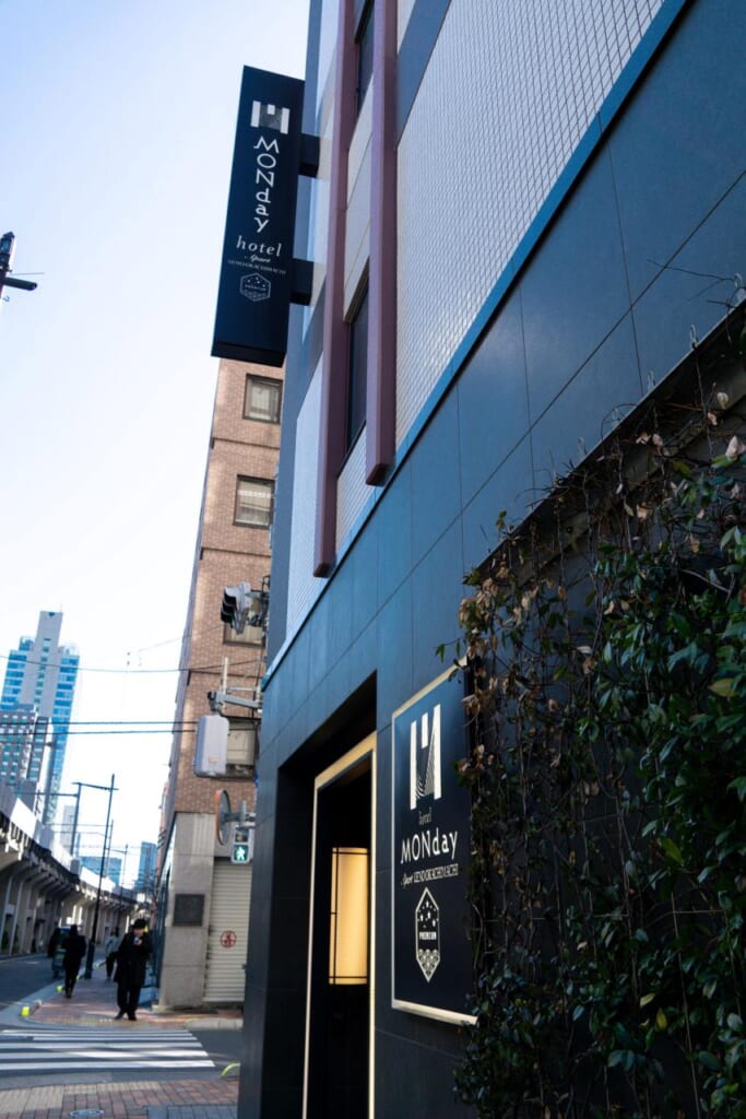 Fachada lateral del hotel Monday Apart Premium