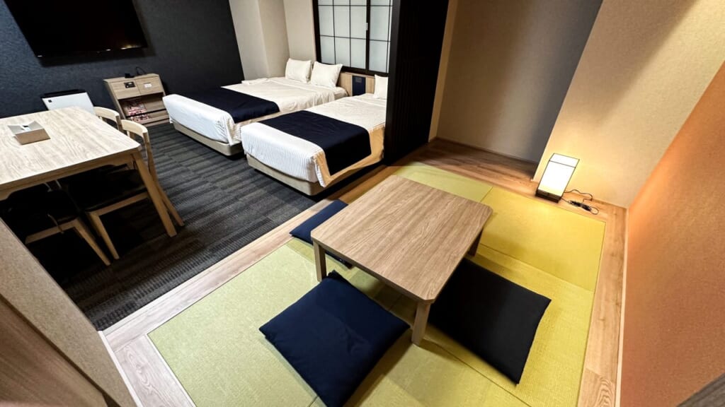 Una zona con tatami en el Monday Apart Premium