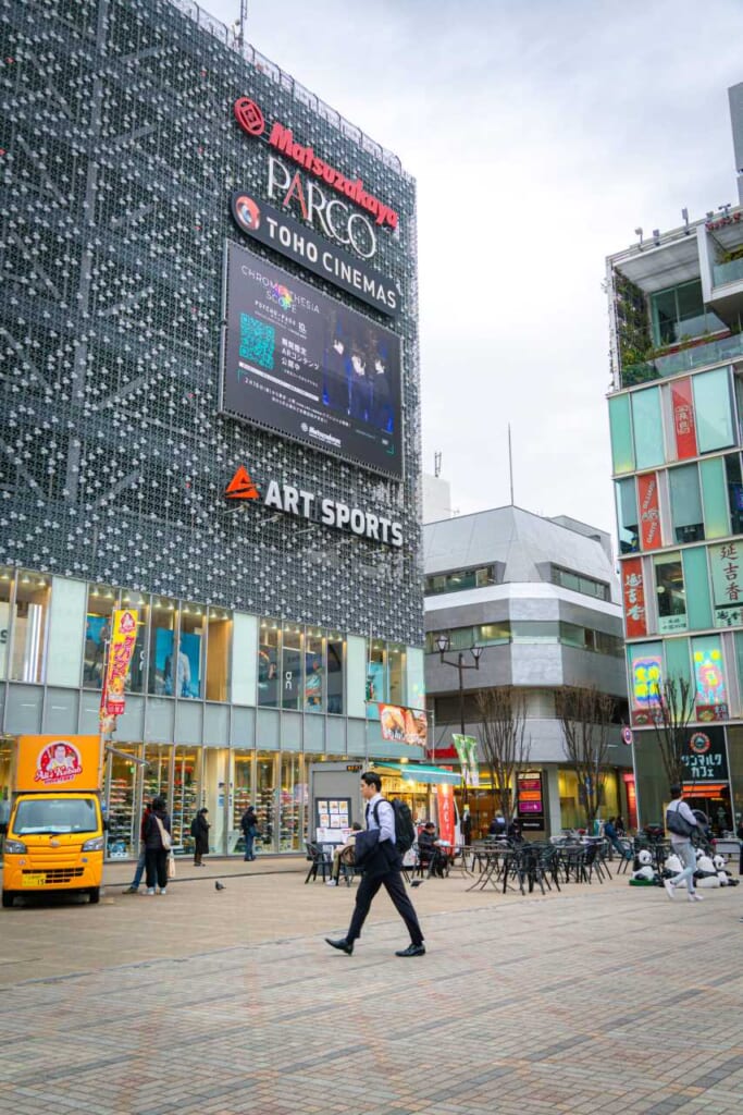 Una plaza en Ueno con un centro comercial