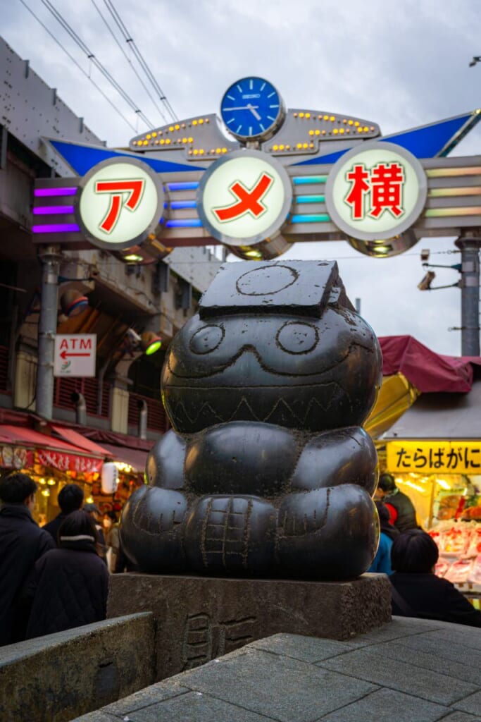 Nigiwainozou, una estatua en Ameyoko