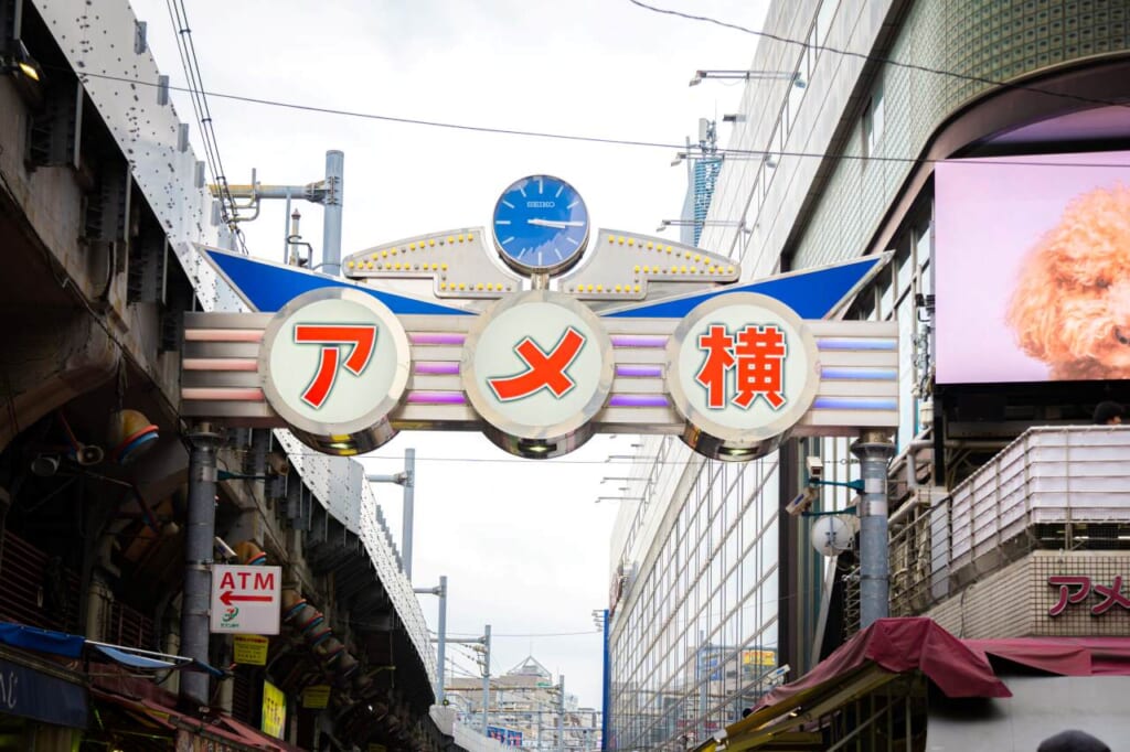 El cartel del mercado de Ameyoko