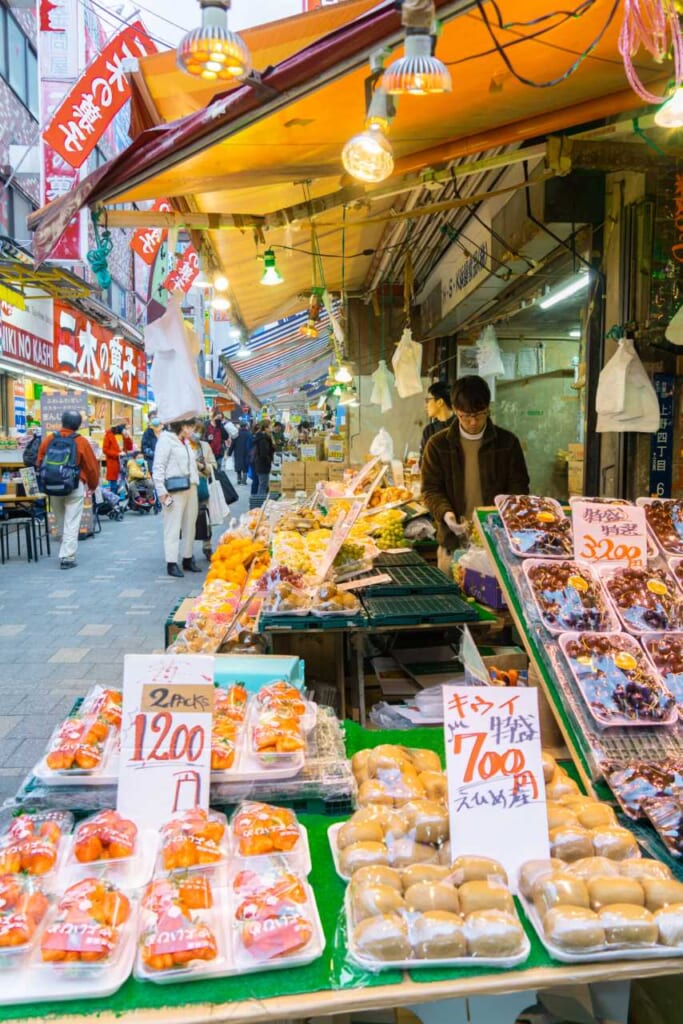Una frutería con productos frescos en Ameyoko