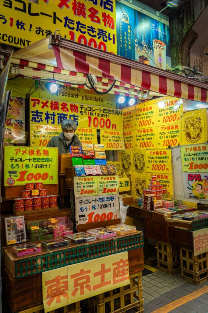 Una tienda de snacks en Ameyoko