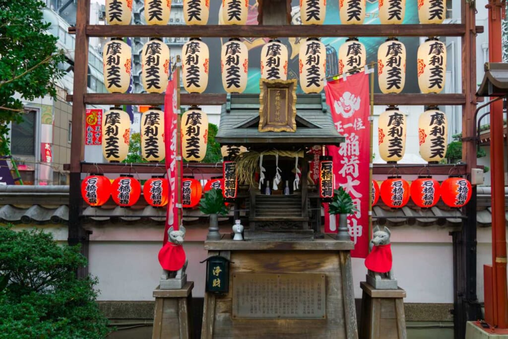 Un pequeño altar inari en el Tokudaiji