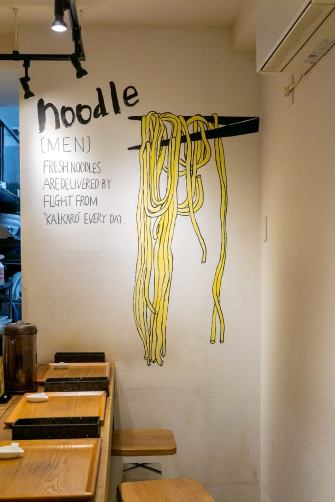 La pared de un restaurante de ramen