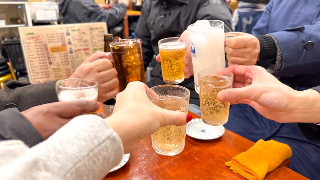 Haciendo el famoso "kampai"