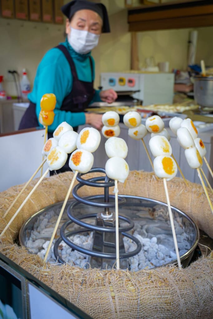 Enormes dango cocinados con fuego