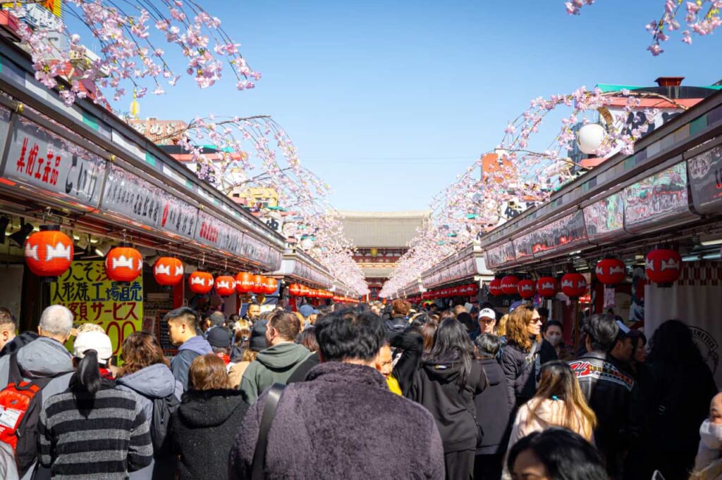 la calle Nakamise abarrotada de gente