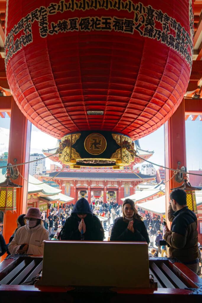 Rezando en el edificio principal del Sensoji
