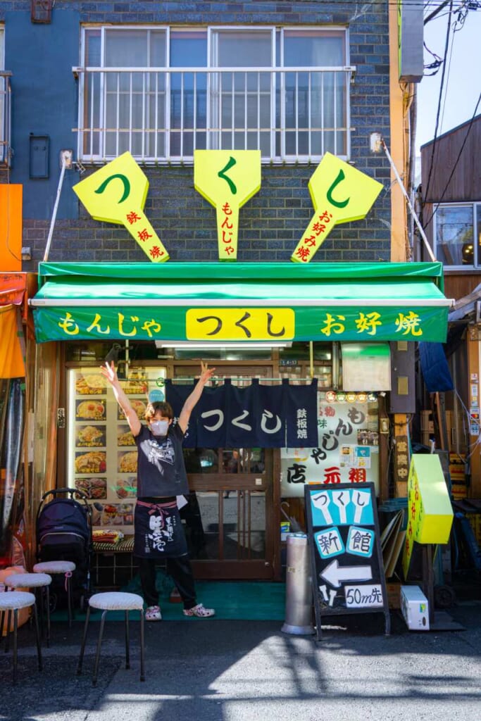 Un simpático camarero saludándonos