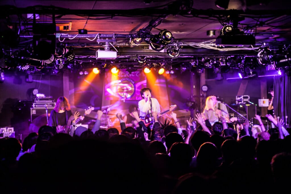 Actuación musical en Club Que