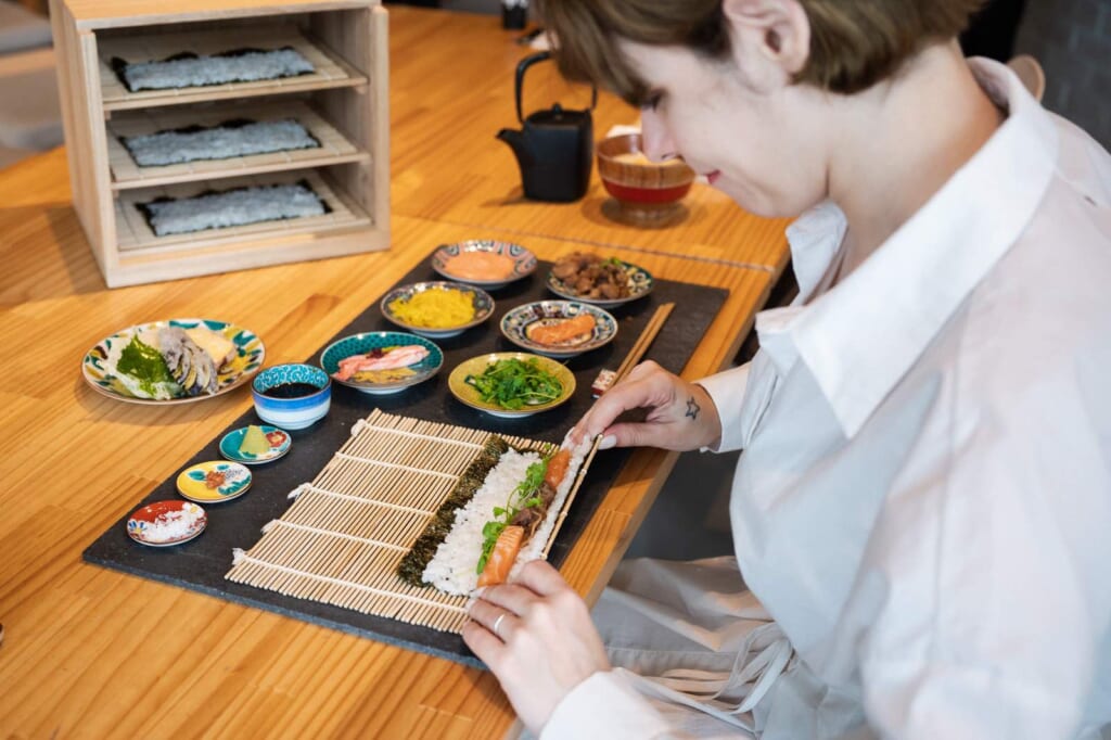Una chica haciendo un maki-zushi