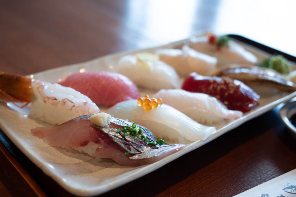 Un plato con nigiri variados