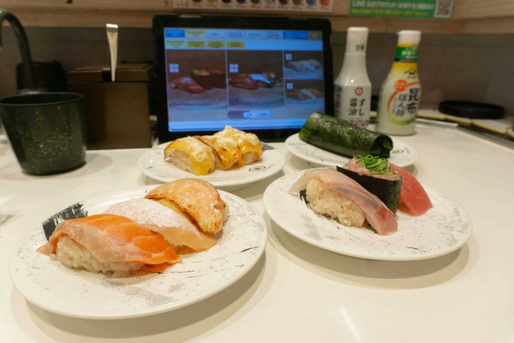 Sushi en un kaiten sushi