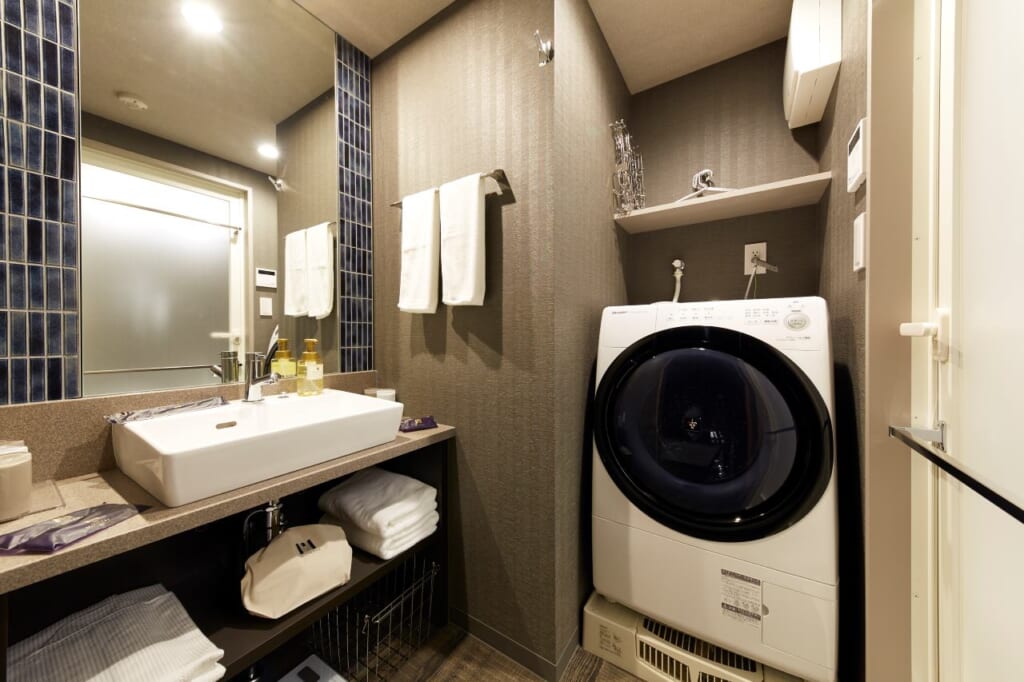 Cuerto de baño con lavadora en MONday Hotel Ginza Shintomicho