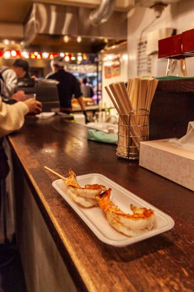 Pinchos de langostinos en el mercado Nishiki