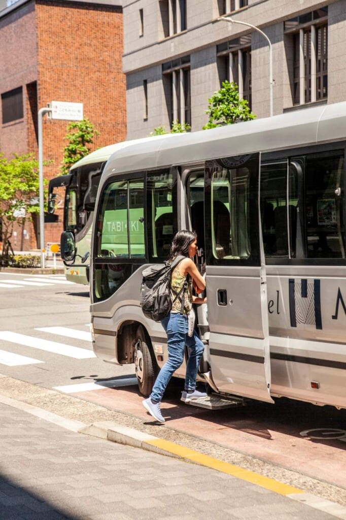 Bus lanzadera para huéspedes de MONday hotel Kyoto Marutamachi