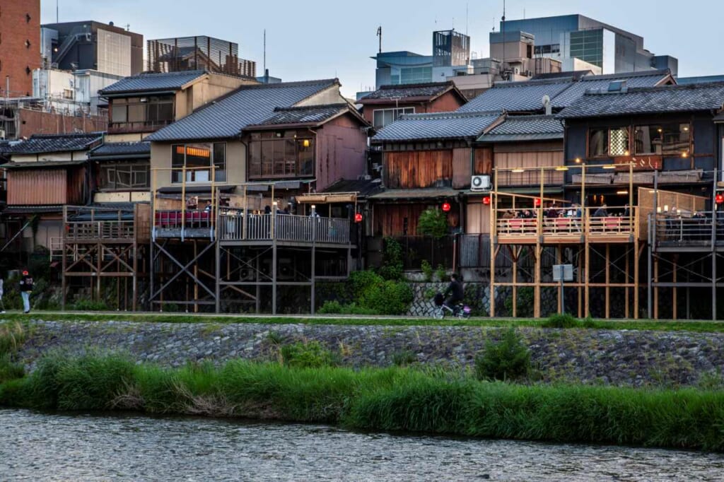 Restaurantes en el área de Pontocho con terrazas frente al río Kamogawa