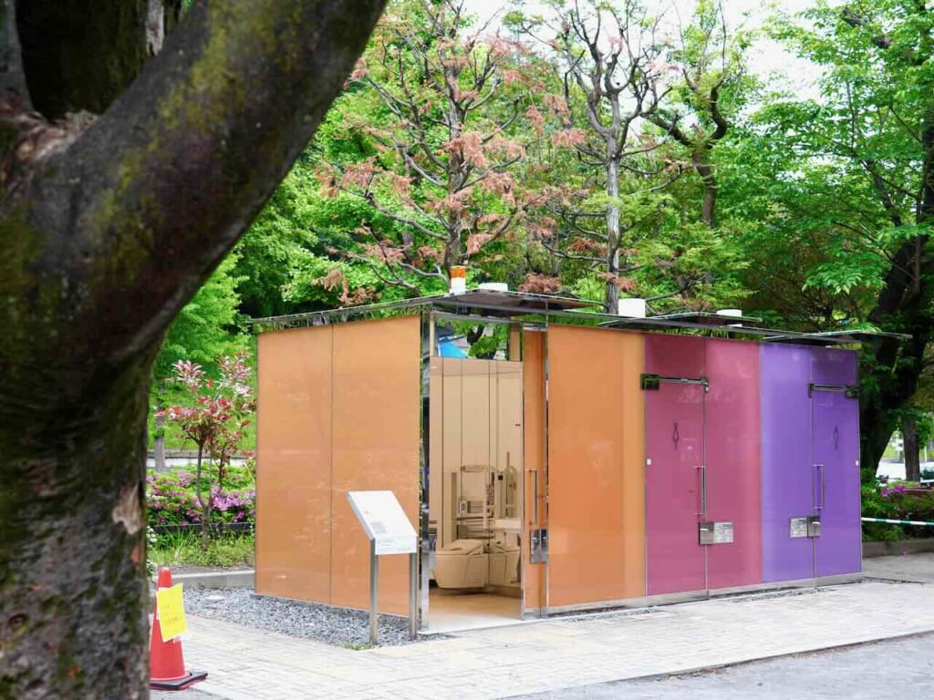 Baños públicos de colores en Tokio