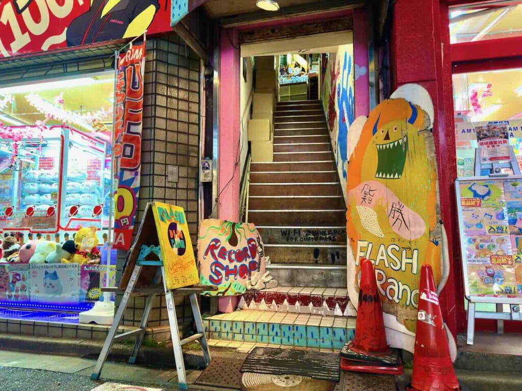 Entrada de la tienda de discos de la película Perfect Days