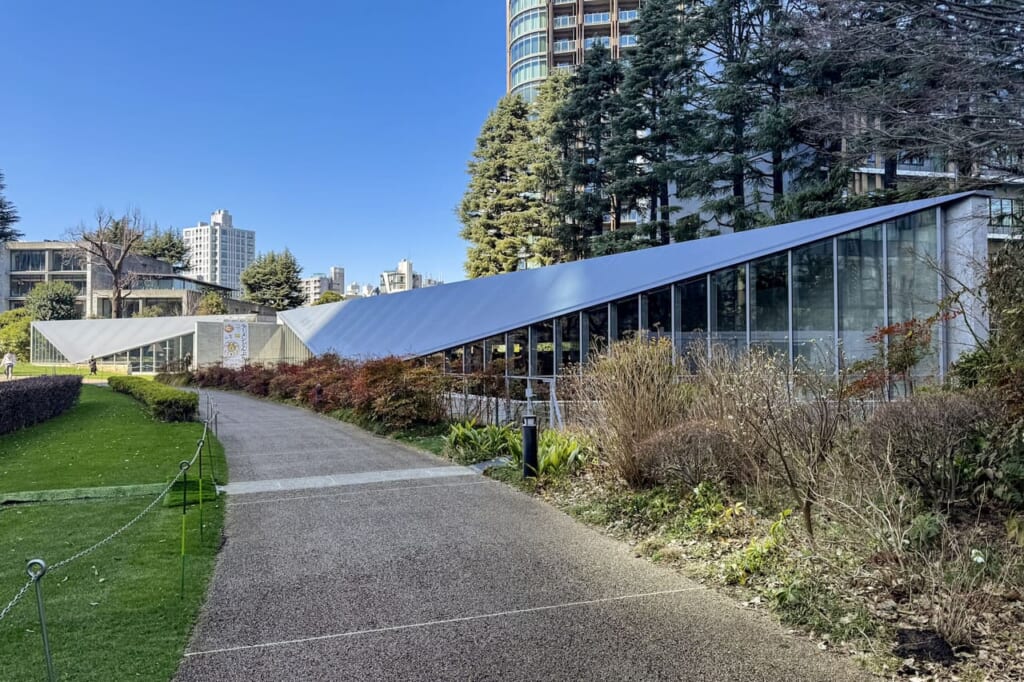 Museo 21_21 DESIGN SIGHT diseñado por Tadao Ando, arquitectura japonesa en Tokio
